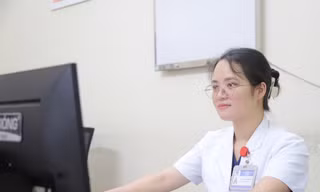 Nữ bác sĩ bị tấm kính ở quán cà phê đâm liệt nửa người đã đi làm trở lại