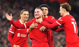Alexis Mac Allister ăn mừng cùng các đồng đội sau khi lập siêu phẩm.