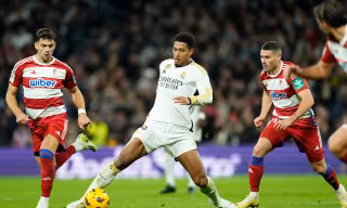 Jude Bellingham và các cầu thủ Granada.