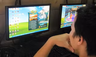 Nghiện game dễ dẫn tới cáu gắt, thích bạo lực, dễ bị kích động. Ảnh minh họa: Như Ý