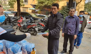 Hàng nghìn khẩu trang được nhà thuốc này phát miễn phí cho người qua đường.