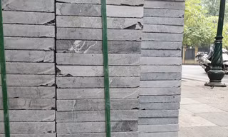 Đá lát vỉa hè đường phố Hà Nội chưa thi công đã xuất hiện những vết nứt, rạn...