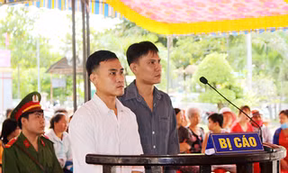 Hai bị cáo tại tòa, từ trái qua Tân (áo trắng), Hưng (áo đen). Ảnh: Báo Đồng Nai.