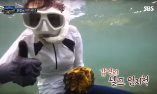 Trong chương trình “The law of the jungle”, nữ diễn viên Lee Yeol Eum tự hào khi bắt được sò khổng lồ. 