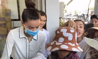 Hình ảnh Hồ Ngọc Hà đi làm từ thiện gây tranh cãi.
