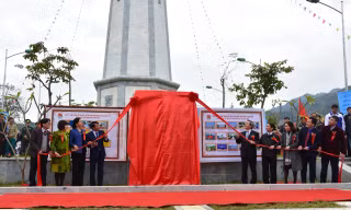 Lễkéo băng khánh thành Cột cờ. (Ảnh: Tùng Duy)