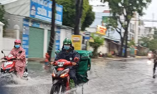 Áp thấp nhiệt đới suy yếu nhưng vẫn gây mưa lớn cho Trung Bộ, Tây Nguyên và Nam Bộ