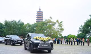 Hàng nghìn người cung tiễn xá lợi Phật từ chùa Bái Đính về chùa Phúc Sơn (Bắc Giang)