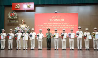 Bộ trưởng Bộ Công an trao quyết định cho 23 Giám đốc công an địa phương sau sáp nhập 