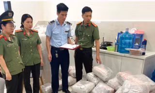 Triệt phá cơ sở sản xuất, kinh doanh thức ăn cho thú cưng nghi giả mạo nhãn hiệu