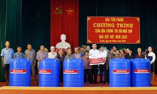 Báo Tiền Phong trao tặng 20 bồn chứa nước cho các hộ khó khăn tại Ninh Bình