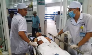 Anh Bình bị thương nặng do bình gas mini phát nổ. Ảnh: NĐT