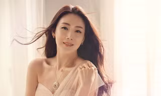 Nữ diễn viên Choi Ji Woo kết hôn ở tuổi 42.