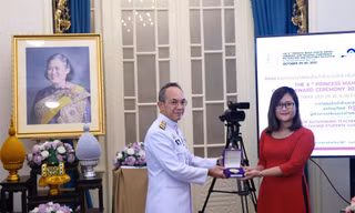Cô giáo dân tộc Mường Hà Ánh Phượng nhận Giải thưởng Công chúa Thái Lan.