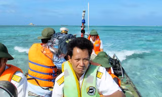 Đại úy Hoàng Khắc Hải đang điều khiển xuồng CQ