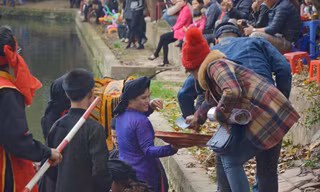 Thay vì "ngả nón xin tiền" các liền anh, liền chị "ngả tráp nhận tiền" của khách.