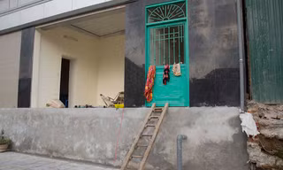 Người dân leo thang vào nhà trên con đường đắt nhất Thủ đô