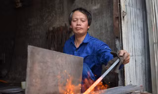 Thợ rèn nhọc nhằn mưu sinh trong cái nóng... 70 độ C