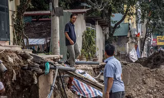 Trèo thang, đi 'cầu khỉ' để vào nhà ở Thủ đô