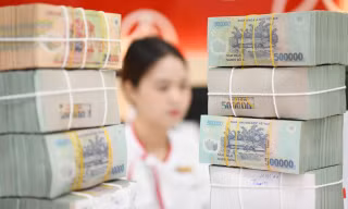 Tiền gửi vào ngân hàng bất ngờ sụt giảm 