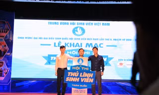Các đại biểu nhấn nút khởi động cuộc thi Thủ lĩnh sinh viên toàn quốc lần thứ II, năm 2018