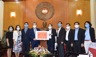 Thứ trưởng Đặng Minh Khôi ( thứ tư từ trái sang) trao tặng số tiền quyên góp của Hội người Việt Nam toàn Thái là 638 triệu đồng cho Chủ tịch Ủy ban Trung ương MTTQ Việt Nam Trần Thanh Mẫn.