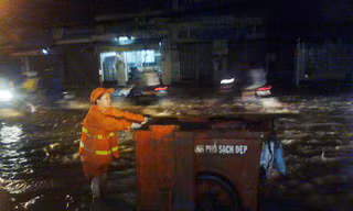 Đẩy xe rác giữa đường Huỳnh Tấn Phát, TPHCM