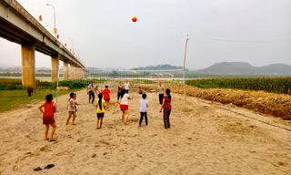 Sân chơi bóng chuyền thay thế cho bãi rác tự phát trước đây