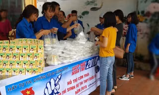Các tình nguyện viên hỗ trợ phát cơm miễn phí phục vụ thí sinh tại Lộc Bình, Lạng Sơn
