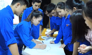 Các đoàn viên thanh niên thực hành phương pháp tư duy sáng tạo. Ảnh: Xuân Tùng