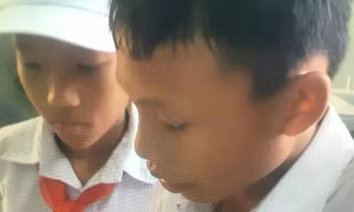 Nhặt được ví trên đường về nhà, học sinh bàn giao công an