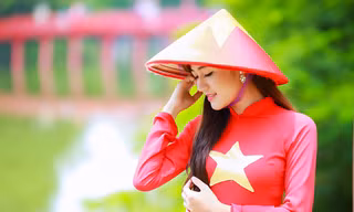 Nữ sinh khoe nét đẹp với áo dài 'Tôi yêu Tổ quốc tôi'