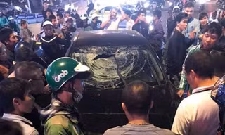 Hàng chục người vây kín nam tài xế và ôtô gây tai nạn liên hoàn. Ảnh: Hùng Mạnh