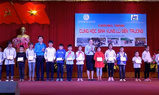 Trao tặng quà cho các học sinh vùng lũ Tây Bắc.
