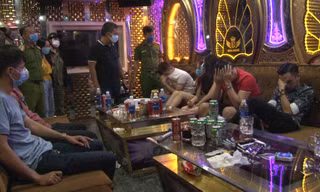 Công an phát hiện quả tang cơ sở karaoke Royal tại phường Vĩ Dạ (Huế) đón khách vào chơi ma túy giữa mùa dịch.