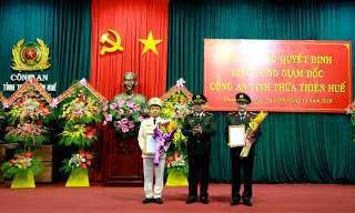 Thứ trưởng Bộ Công an Nguyễn Văn Thành trao Quyết định cho đại tá Lê Quốc Hùng và đại tá Nguyễn Quốc Đoàn. Ảnh: Phong Anh