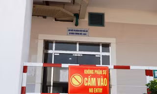 Hai bệnh nhân người Anh (số 30, 31) hiện cách ly điều trị tại Trung tâm cách ly này (thuộc Bệnh viện Trung ương Huế) đã cho kết quả âm tính lần 1 với SARS-CoV-2.