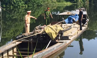 Xử lý tàu thuyền khai thác cát trái phép trên sông Hương