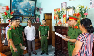 Đọc lệnh khởi tố, bắt tạm giam Phan Văn Chinh (áo trắng).