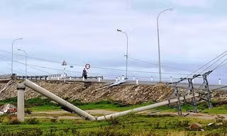 Cột điện gãy hàng loạt do bão cấp 8 hiện rất được dư luận, người dân quan tâm. Chủ tịch tỉnh TT-Huế cũng vừa nêu ý kiến, yêu cầu kiểm tra, đánh giá lại chất lượng để công khai cho dân biết.