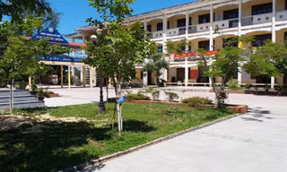 Nhiều GV phản ánh, các trường THPT Thừa Lưu, An Lương Đông, Đặng Trần Côn... yêu cầu đặt ra là GV chỉ cần đủ thâm niên công tác và có thêm một số thành tích khác là được nộp hồ sơ thăng hạng