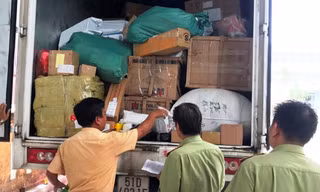 Lực lượng CSGT và QLTT tại TT-Huế phối hợp kiểm tra xe chuyển phát nhanh thư báo chở hàng hóa không rõ nguồn gốc xuất xứ