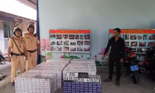 Gần 16.000 bao thuốc lá lậu trong ô tô tự gây tai nạn ở hầm Thủ Thiêm.