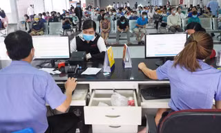 Người dân mua vé tàu Tết ở ga Sài Gòn. Ảnh: HỮU HUY