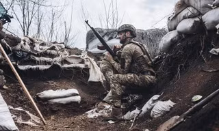 Các xe quân sự bị phá hỏng ở thị trấn Rubizhne thuộc tỉnh Lugansk ngày 1/6. (Ảnh: Reuters)