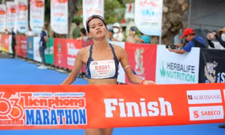 Hồng Lệ chấn thương vẫn vô địch 21 km tại Tiền Phong Marathon 2022