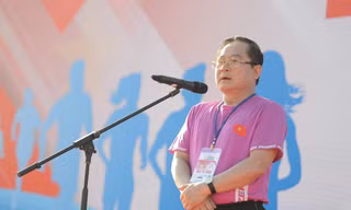 Nhà báo Lê Xuân Sơn, Tổng Biên tập báo Tiền Phong, đồng Trưởng ban Tổ chức giải Vô địch Quốc gia marathon và cự ly dài báo Tiền Phong lần thứ 63 năm 2022 phát biểu khai mạc. Ảnh: Dương Triều