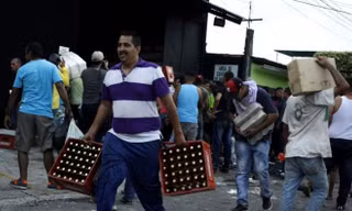 Tình trạng cướp bóc xảy ra tại nhiều nơi ở Venezuela sau quyết định đổi tiền của Tổng thống Nicolas Maduro.