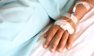 Cảnh sát nghi ngờ hung thủ bơm hóa chất khử trùng vào dịch truyền tĩnh mạch khiến 2 bệnh nhân lớn tuổi thiệt mạng 