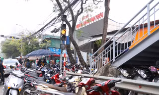 Vượt 'chướng ngại vật' để lên cầu vượt đi bộ